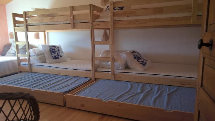 Dve rozkladacie postele na internáte. Celkovo od mája do októbra kapacita 13 osôb . Poschodové postele sú veľké pre dospelých (90 x 200).