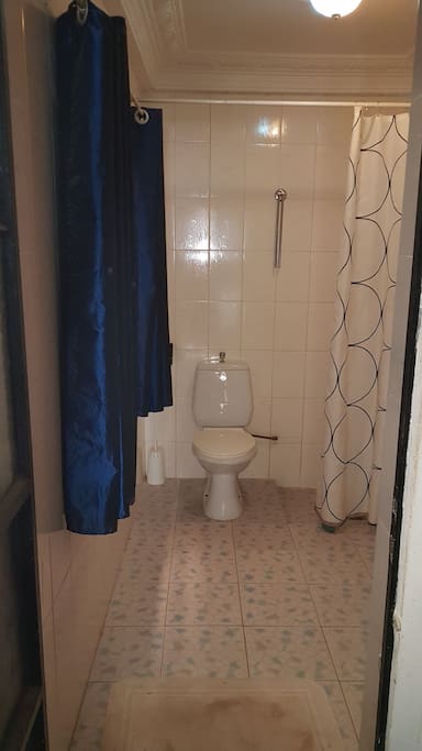 Keurige, grote badkamer!
Warm water door gebruik van boiler. Wél op tijd aanzetten!