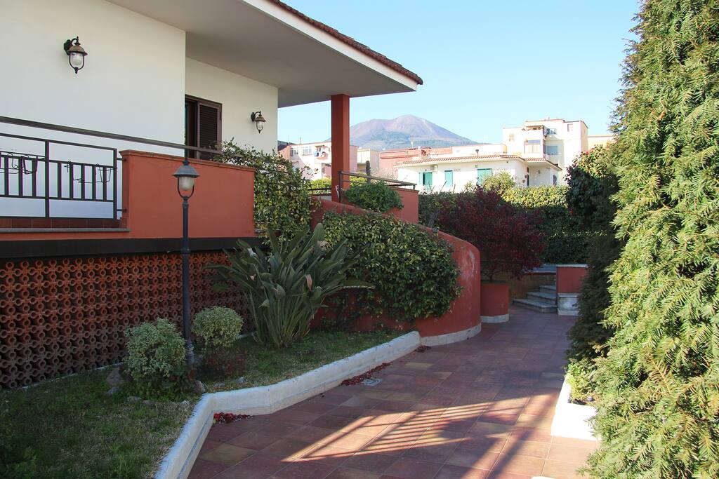 Esterno Villa ,ampio spazio esterno con vista Vesuvio.