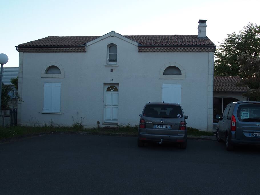 Entrée de la maison côté est: 3 à 4 places de stationnement