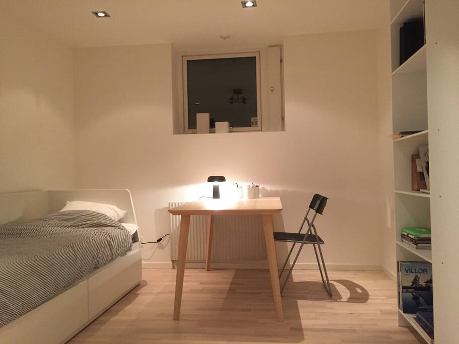 Bedroom 1 with possible extensionbed. Baby crib possible