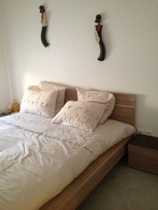 La chambre à coucher avec un lit 1,60 et une télévision murale