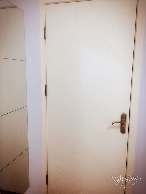 房间内有试衣镜子,如果买了新衣服可以在房间内试穿