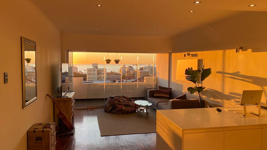 Central Contemporary Sea-views in quiet&safe block