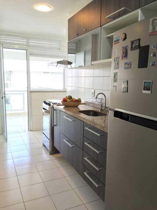 Cozinha espaçosa com acesso à varanda.
Kitchen with access to the balcany.