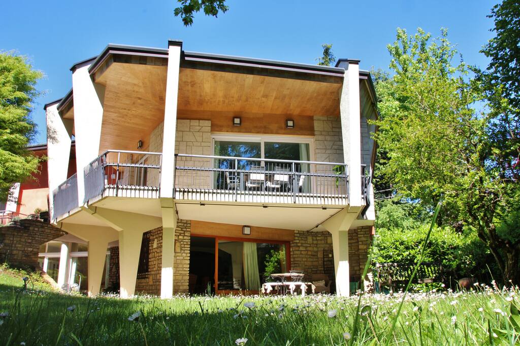 La nostra casa e la vetrata con affaccio sul giardino della Suite del Camino
