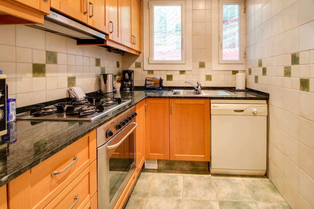 Fully equipped kitchen with dishwasher