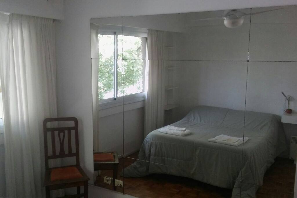 cama matrimonial vista espejo/ventana
