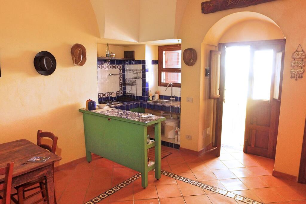 L'entrata e l'angolo cottura