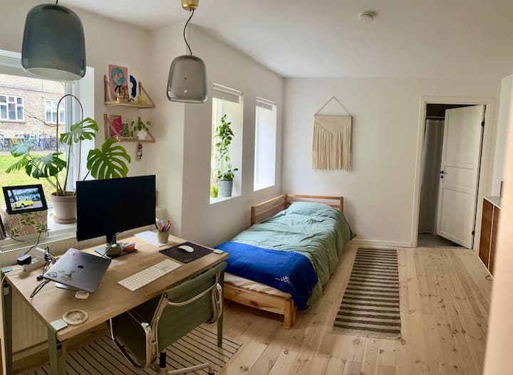 Toto je spálňa pre hostí na prízemí. Pracovná stanica zahŕňa 5g internet, káble USB-C/HDMI na monitor, Bluetooth Apple Keyboard a myš. Jednolôžko/manželská posteľ (vysúva sa od 80 x 200 cm do 160 x 200 cm). Dvere vedú do našej kúpeľne s toaletou. 