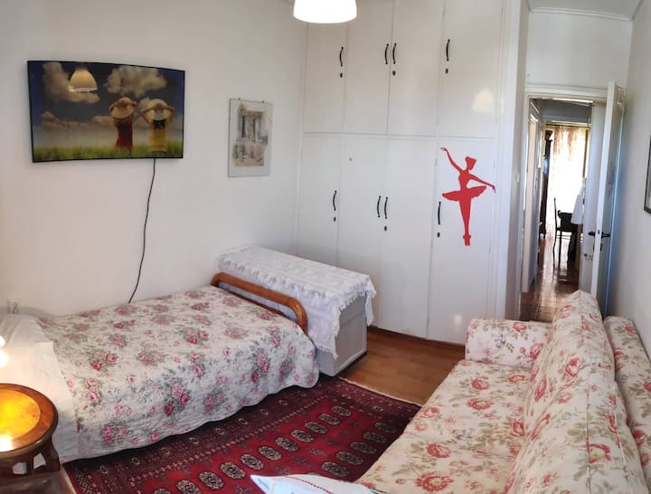 2. spavaća soba s krevetom za jednu osobu (širine 90 cm) i sofom