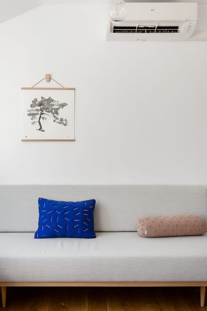 تحتوي غرفة النوم الثانية في الطابق الثالث على مكيف هواء. تحتوي غرفة النوم هذه على سريرين فرديين يمكن تحويلهما إلى سرير مزدوج واحد إذا لزم الأمر.