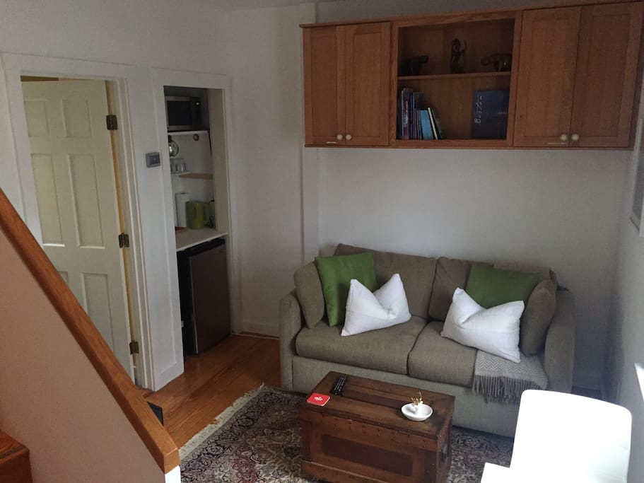 The little bar corner with microwave, coffee machine (nespresso machine), water kettle and fridge.