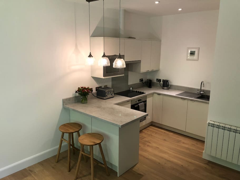 Kitchen and breakfast bar