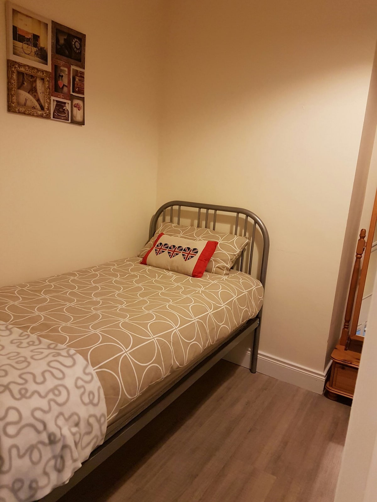 habitación con dos camas individuales en el primer piso