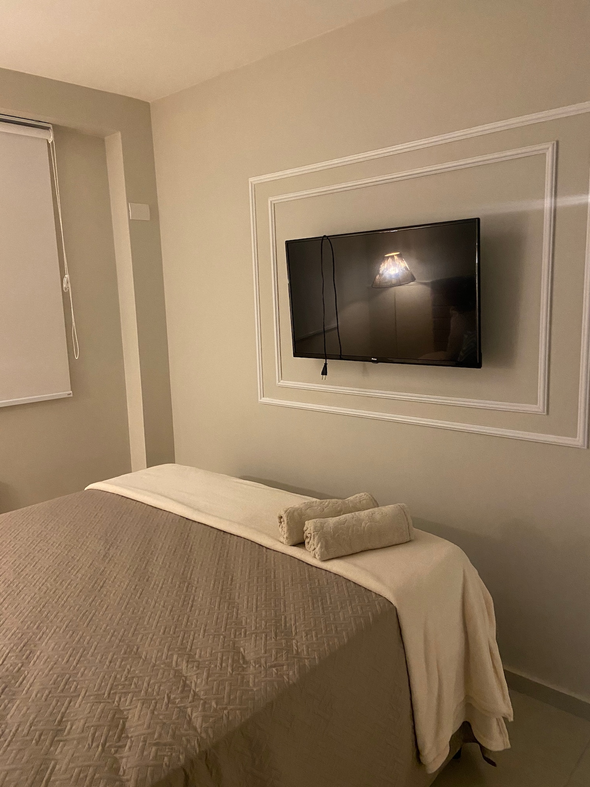 غرفة نوم مزدوجة - سرير ملكة ولوح تلفزيون