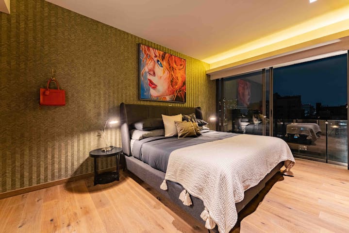 Stylish 3-Level PH, Private Rooftop & City Views gallery image 3