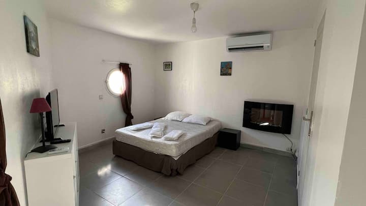 5号房间设有淋浴间和独立卫生间，位于一楼140 * 200张床、电视。