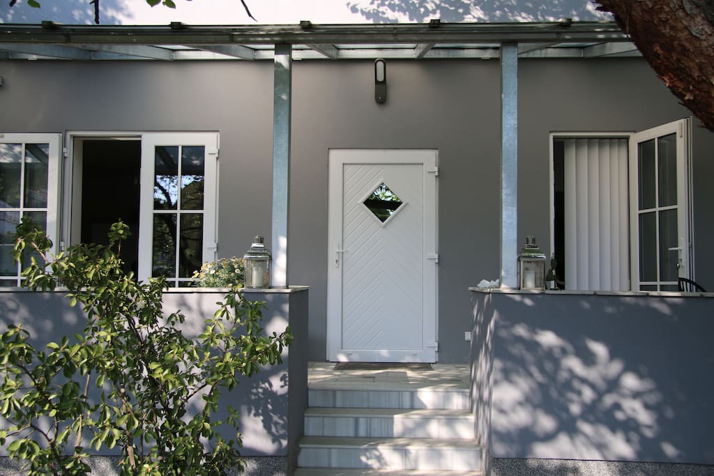 Main Entrance
(Apt. 1 to the right, Apt. 2 to the left)