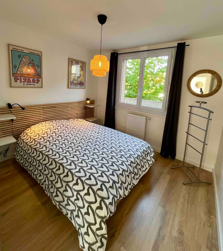 Zimmer "Keith Haring": Doppelbett und Kleiderschrank ( dieses Zimmer ist abschließbar, wenn Sie für eine oder zwei Personen mieten)