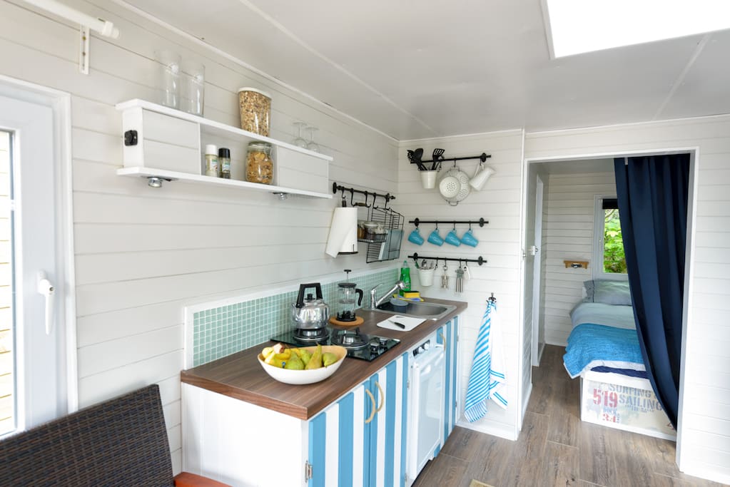 Practical, stylish, kitchenette with gas hob.