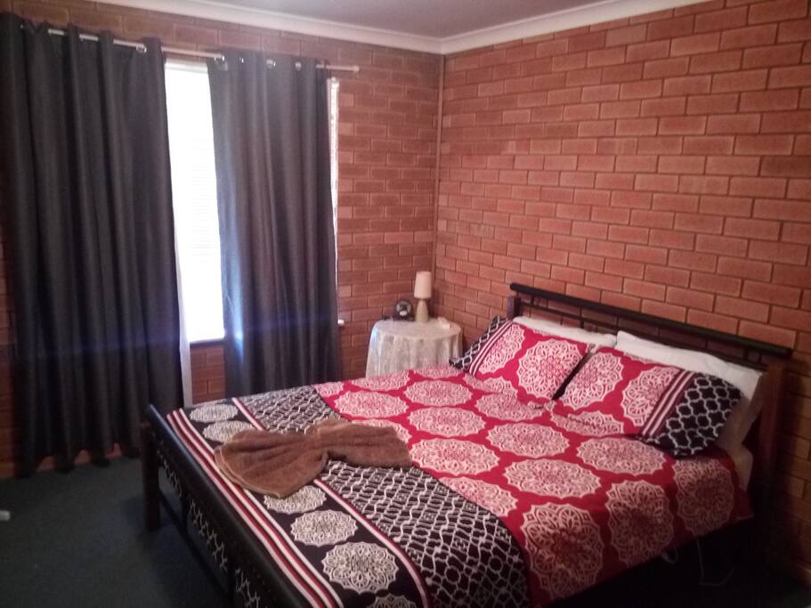 Main Bedroom (queen)