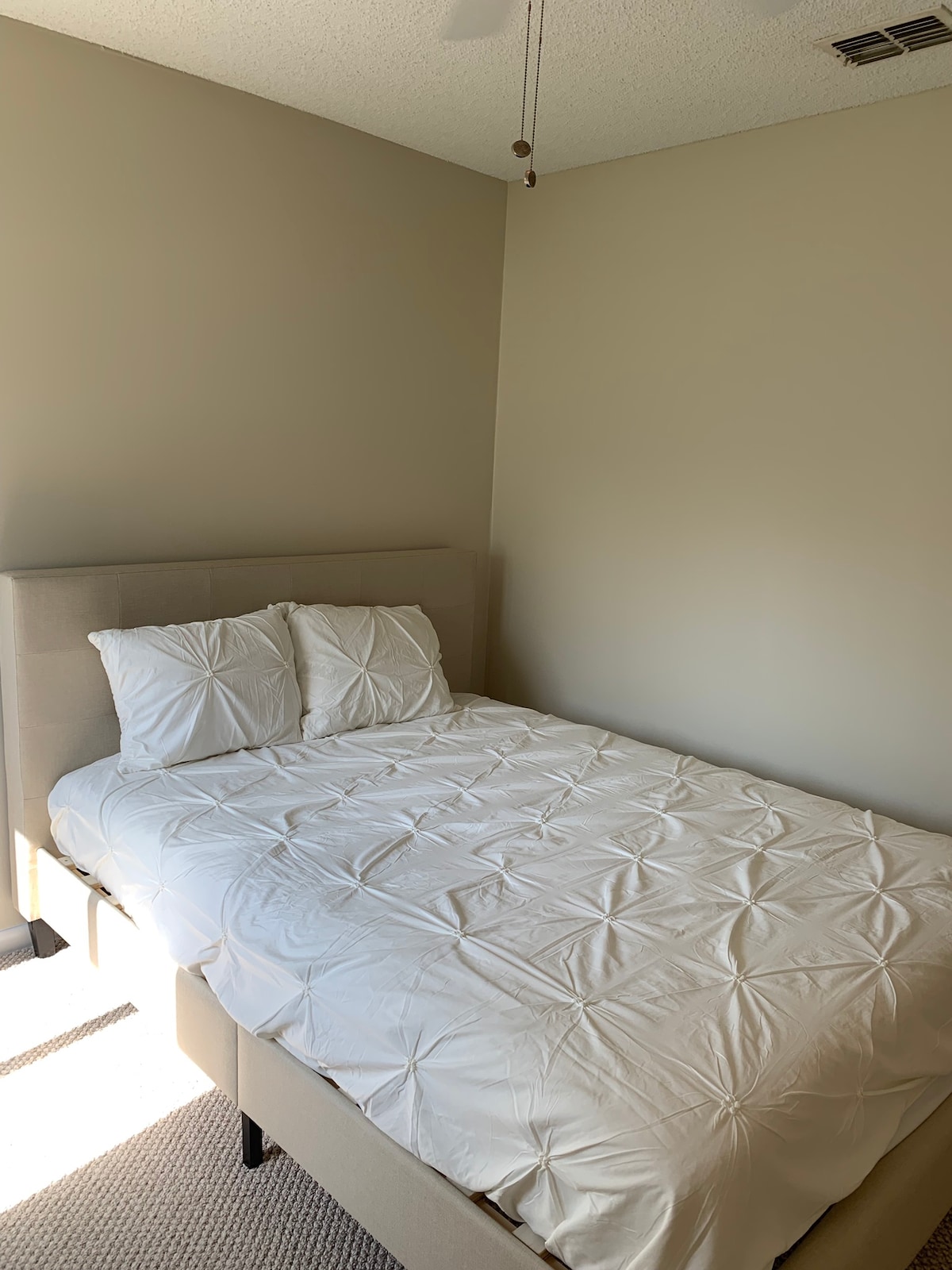 Cama tamaño queen en el tercer dormitorio