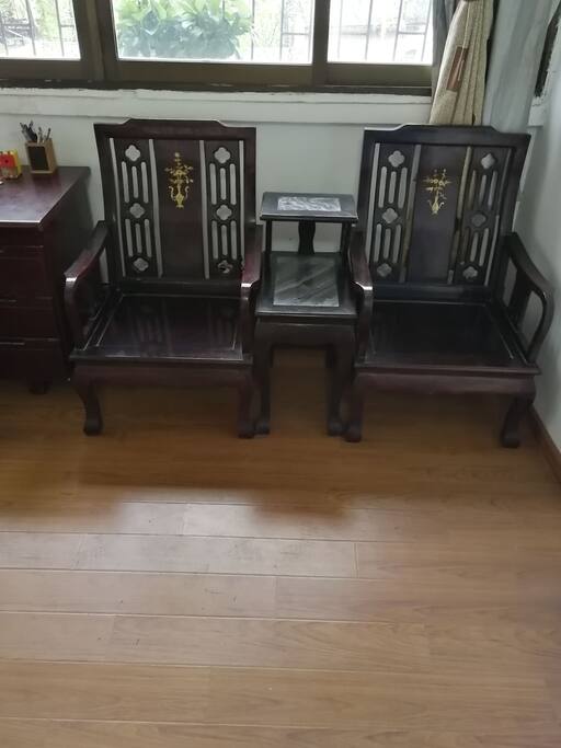 卧室的椅子和茶几