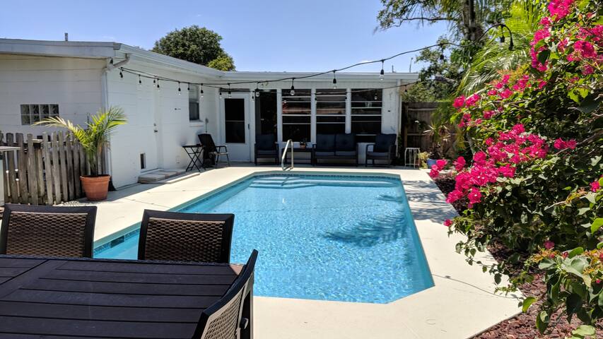 Cozy Studio with Private Entrance by Pool