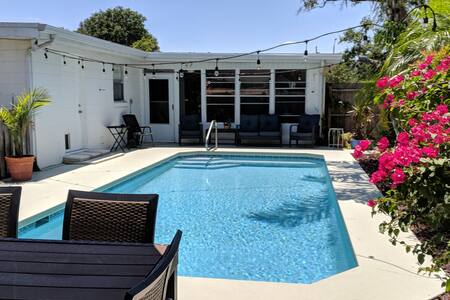 Cozy Studio with Private Entrance by Pool