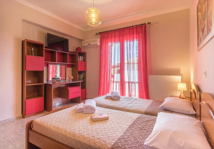 Spavaća soba s 2 kreveta za jednu osobu i balkonom