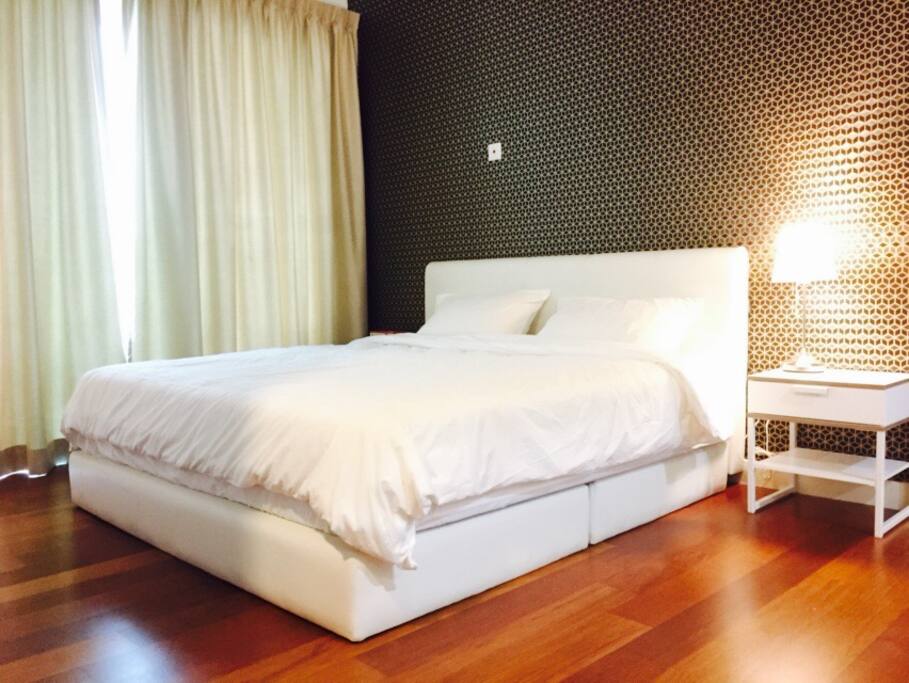 Kingsize bed master bedroom