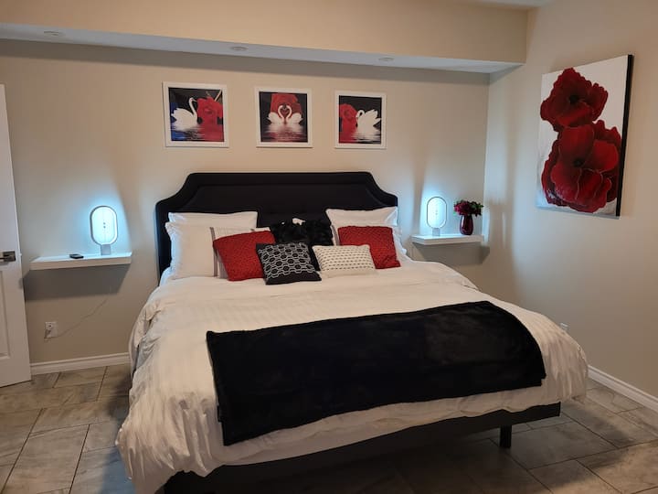 غرفة النوم الرئيسية ، سرير كينج قابل للتعديل 