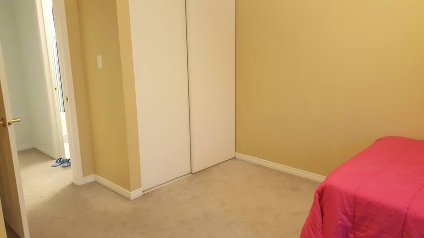 Private room in Town house in quiet neighbourhood