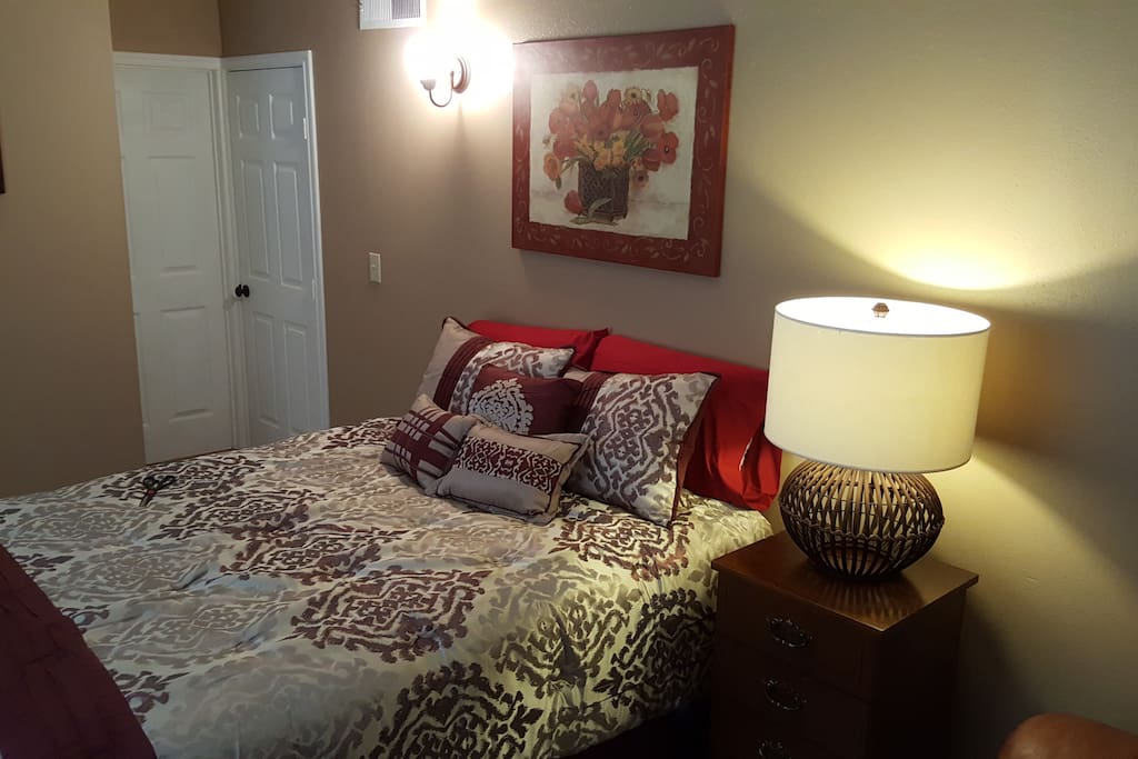 Private bedroom with Queen size pillow top bed