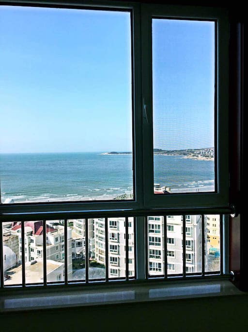 次卧窗户,躺在床上看海,吹海风,听海。