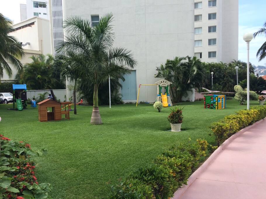 Jardín con juegos para niños