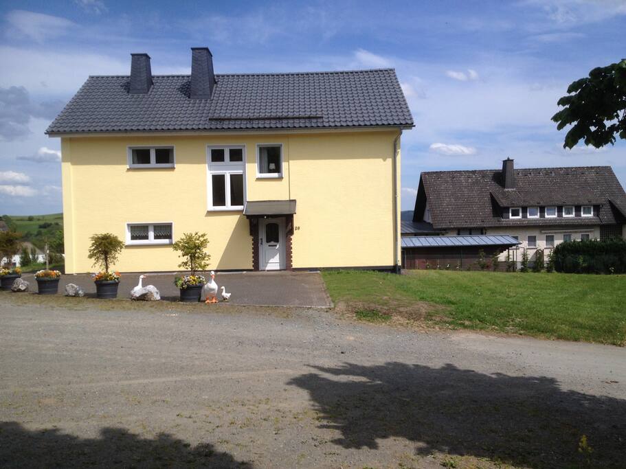 Die Ansicht des Hauses und Eingangs vom Parkplatz aus