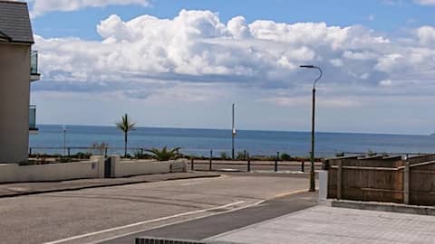 BOURNECOAST: MODERN FLAT WITH SEA VIEWS-FM6193