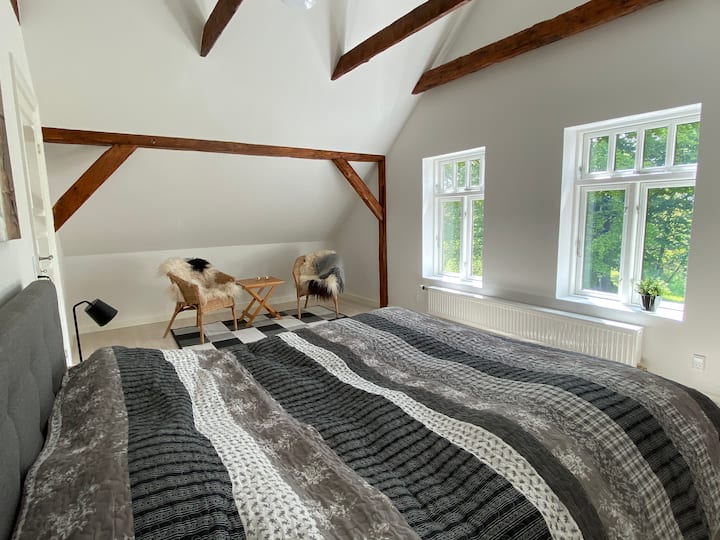 Soveværelse nr. 3 - udsigt til vest til søer og eng