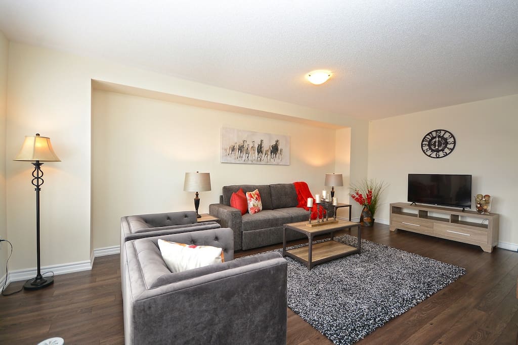 Stylish Fully Furnished 3 Bedroom Townhome-Milton