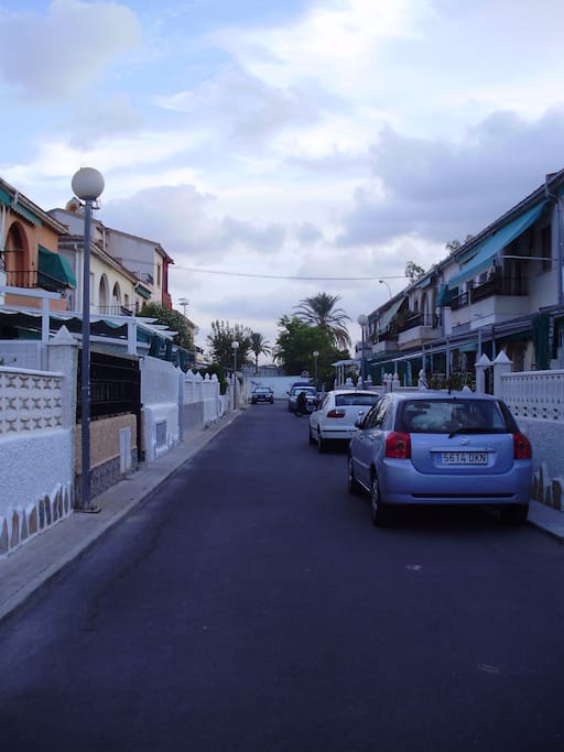 Calle privada, pudiendo aparcar en ella los residentes