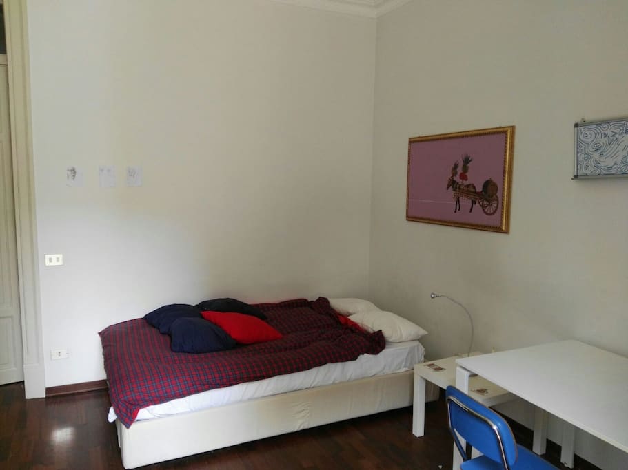 Stanza spaziosa con comodo letto
