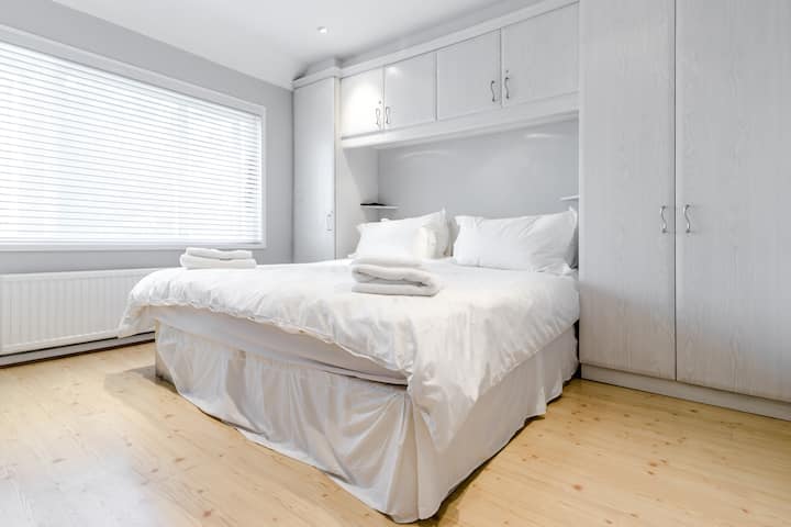 ห้องนอนใหญ่พร้อมมู่ลี่ทึบแสงและเคเบิลทีวีความละเอียดสูง