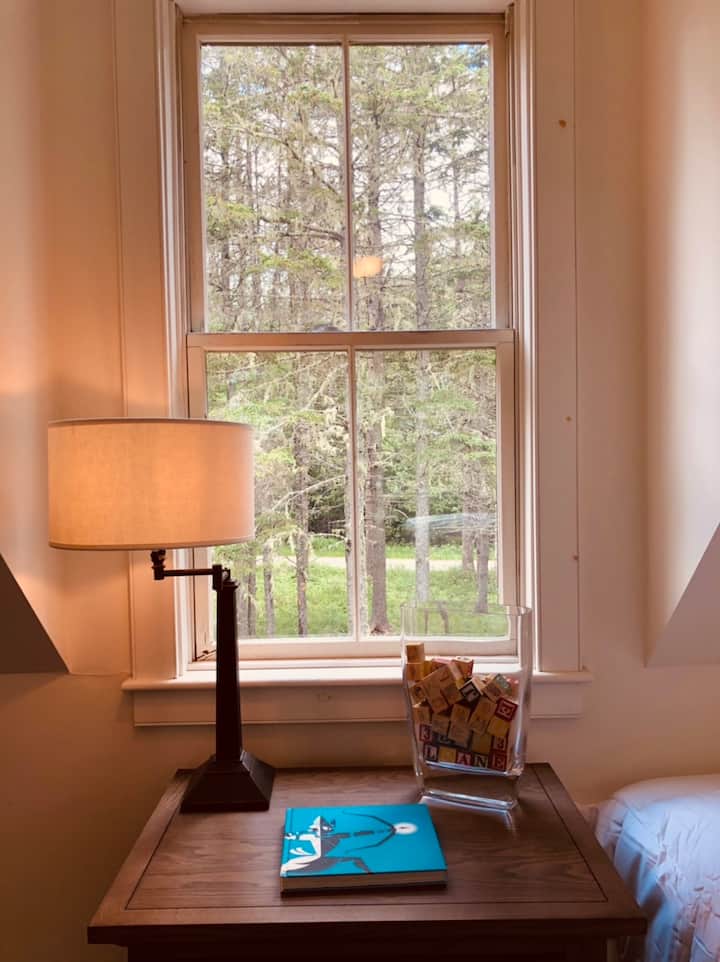 קריאה מעניינת מפוזרת בכל הבית, כדי לאפשר גם לנפש שלכם לחקור.