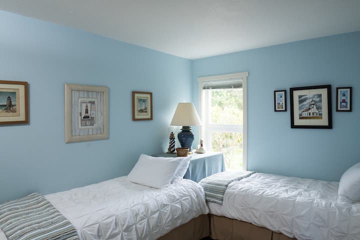 Dhomë gjumi në katin e parë. Mund të zgjohesh me drerë dhe gjela deti që hanë në bar jashtë.  