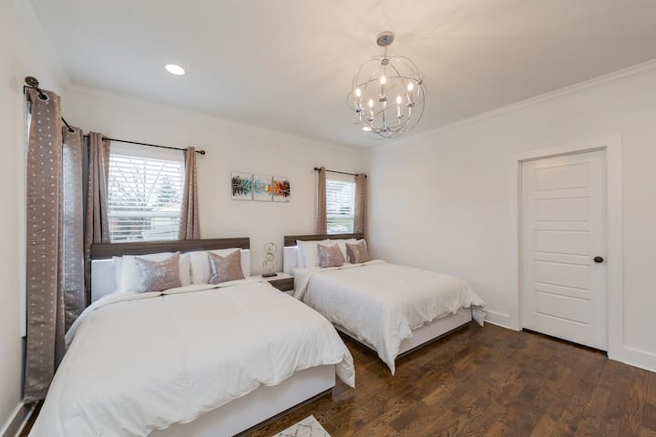 Основна спалня с 2 двойни легла и 1 единично легло. 