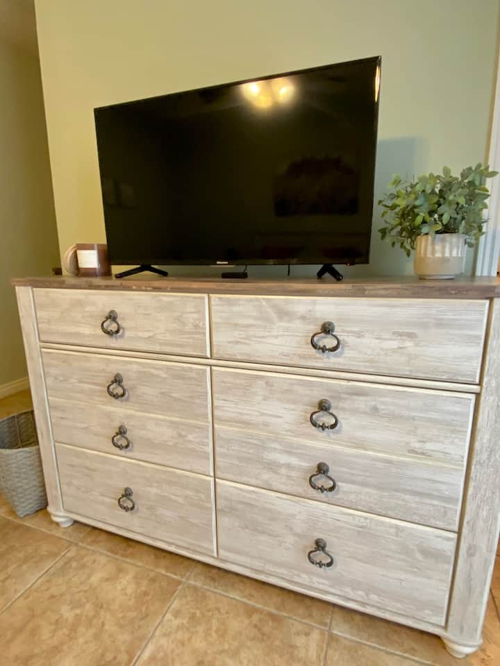 Televízor s plochou obrazovkou s Roku - zdieľame naše Disney+, Netflix, Hulu atď. 