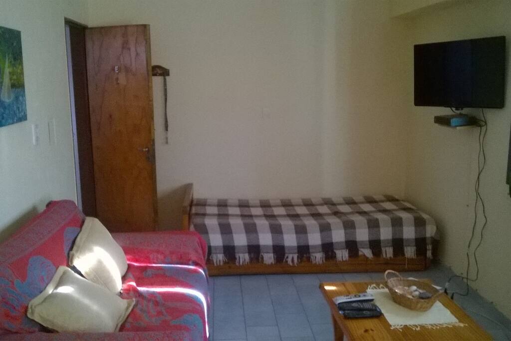 Living con cama marinera , sofá cama y Direc TV