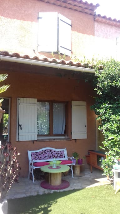 jolie petite maison mitoyenne sur un étage où il fait bon vivre située à 15 mn de la mer....et 40 mn de la montagne...